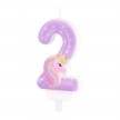 Różowa świeczka urodzinowa w kształcie cyfry 2 z niebieskim jednorożcem z kolorową grzywą, idealna do dekoracji tortu.